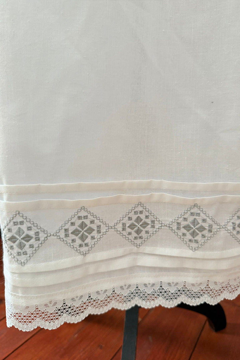 Poale/ subfustă cu cerculeț și broderie tradițională