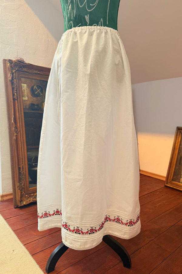 Poale/ subfustă brodată cu simbolul Roata mică