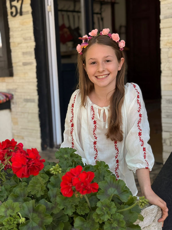 Bluză gen ie, de inspirație tradițională, brodată cu modelul Șirul vieții, mărimi 1-13 ani