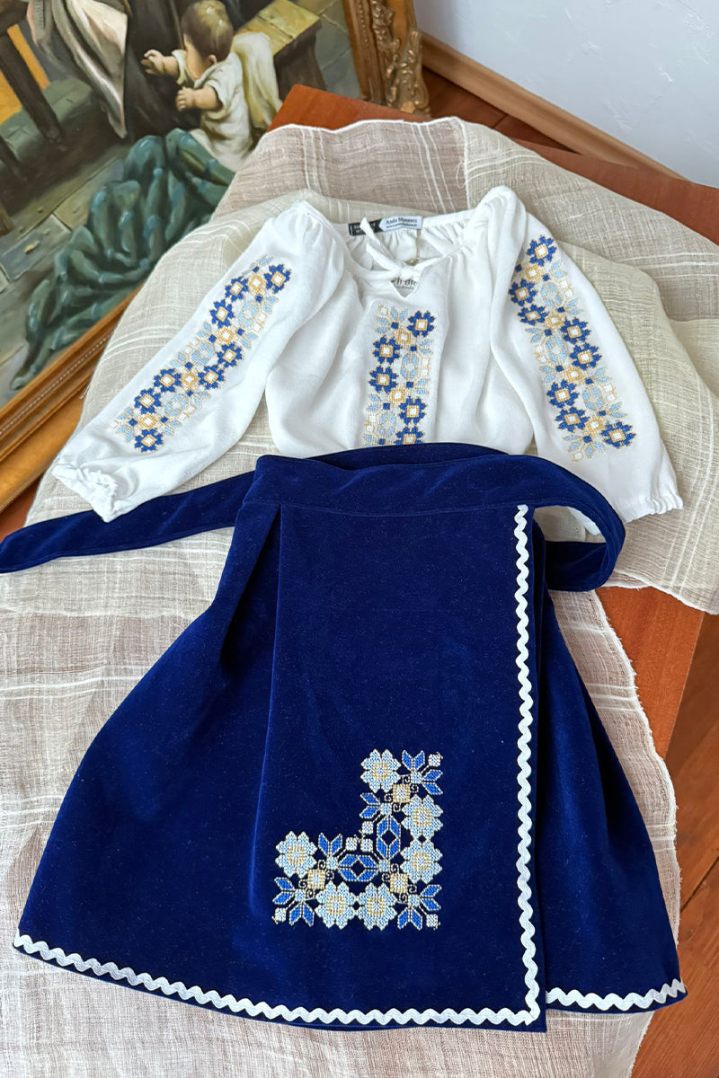 Costum tradițional cu broderie, model Multicolorul