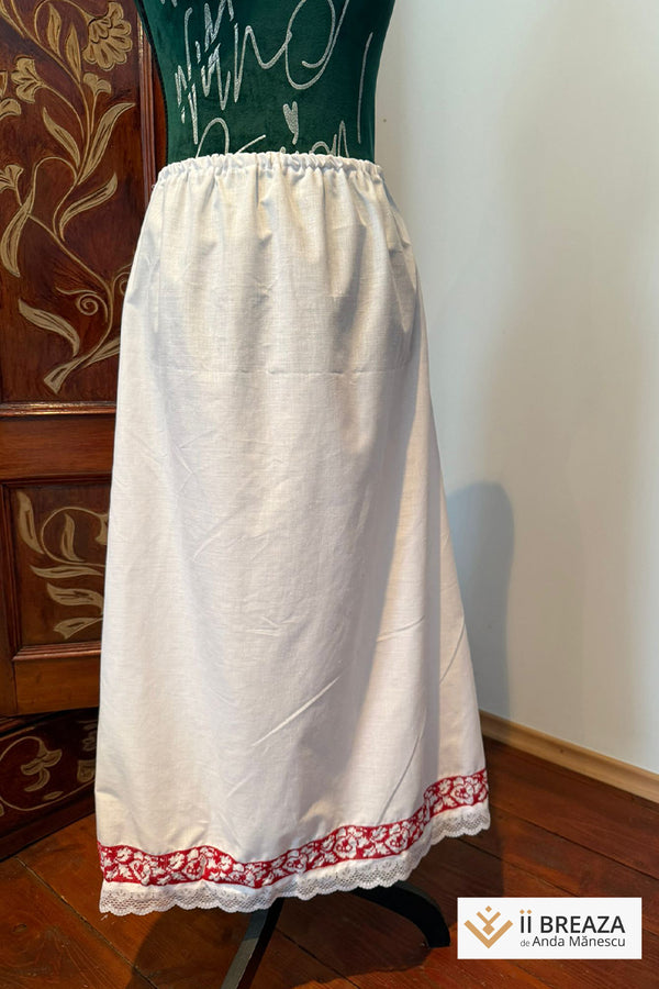 Poale/ subfustă cu broderie florală și dantelă – eleganță în simplitate