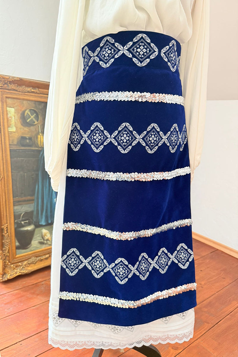 Șorturi albastru regal, brodate și asortate cu paiete