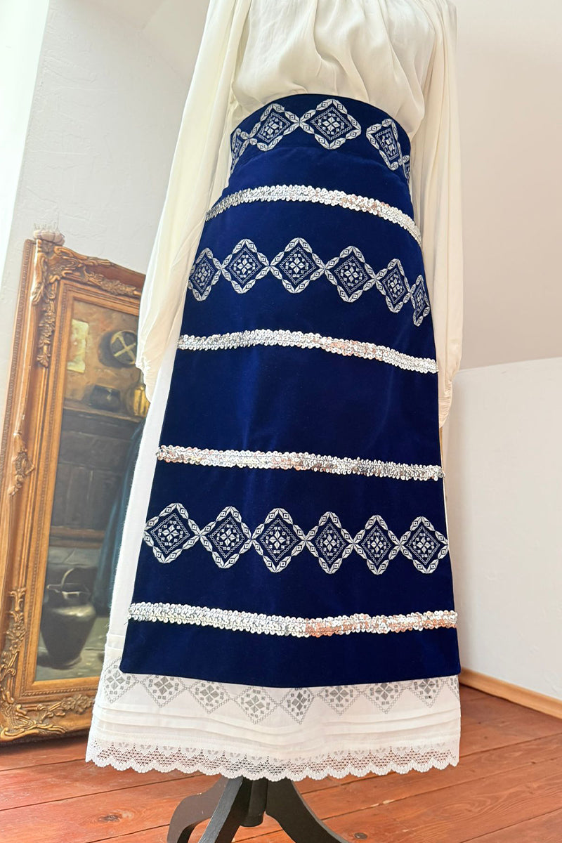 Șorturi albastru regal, brodate și asortate cu paiete