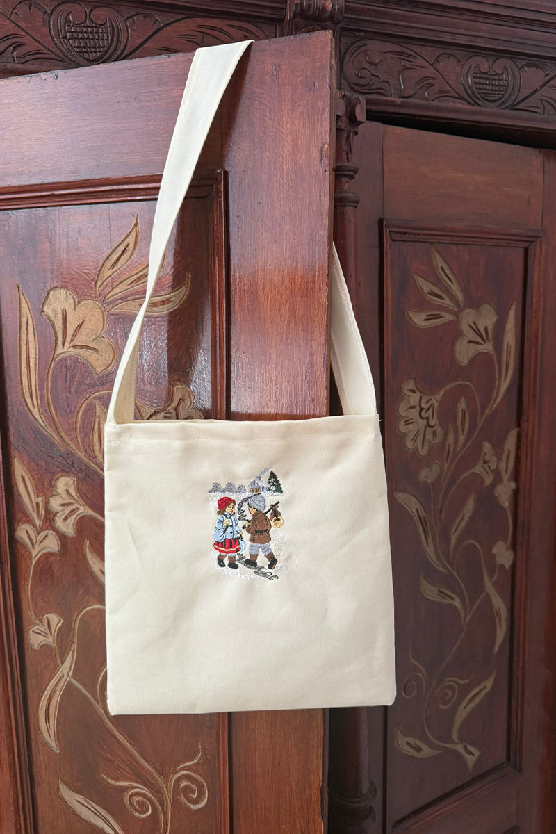 Trăistuță de colind – o mică poveste cusută în fir și culoare.