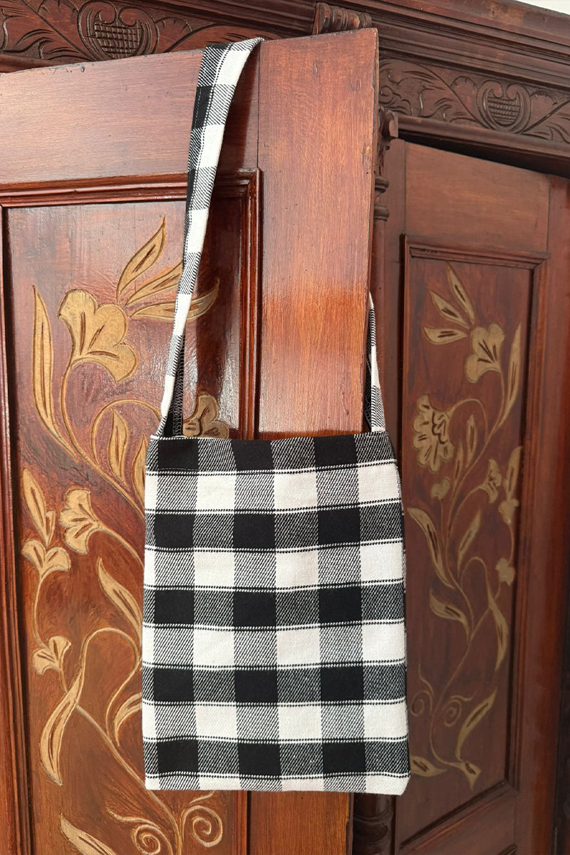 Trăistuță de colind țesută, cu suflet românesc - alb, negru