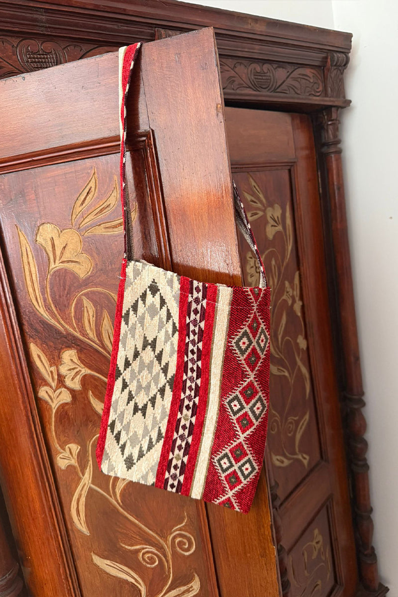 Trăistuță de colind țesută cu simboluri tradiționale