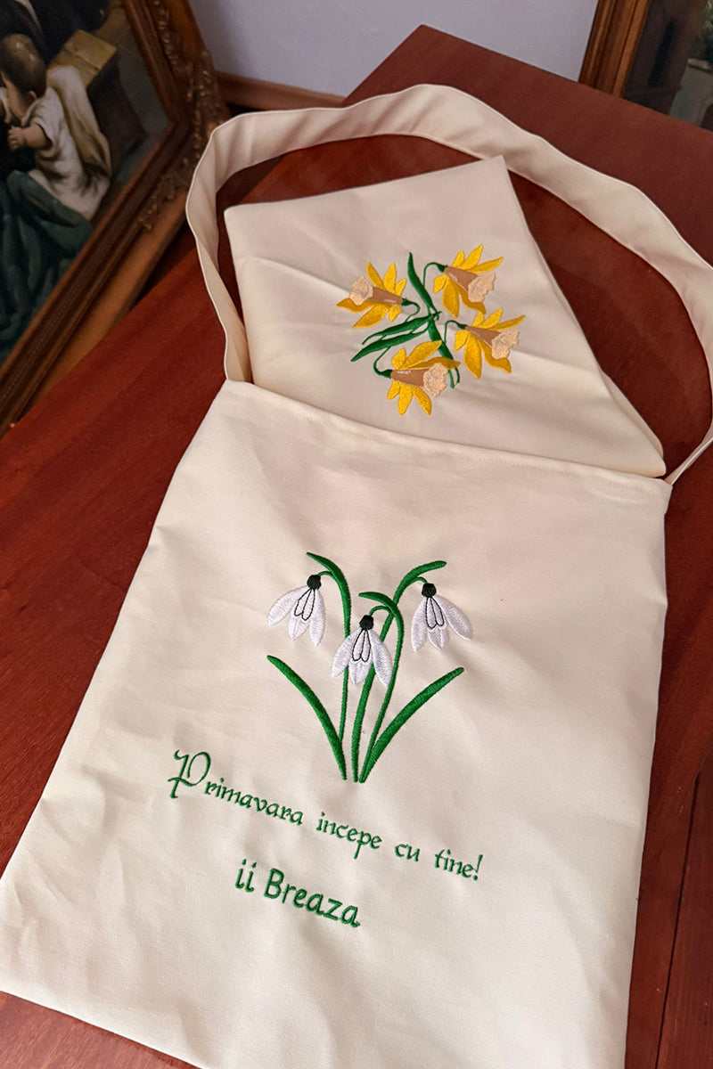 Față de masă pătrată (100 x 100 cm), brodată cu modelul Narcise