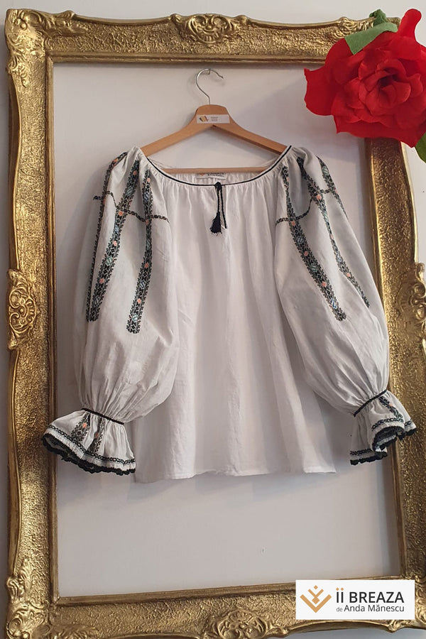 Ie cu mâneci vintage, brodate manual cu simbolul crucii