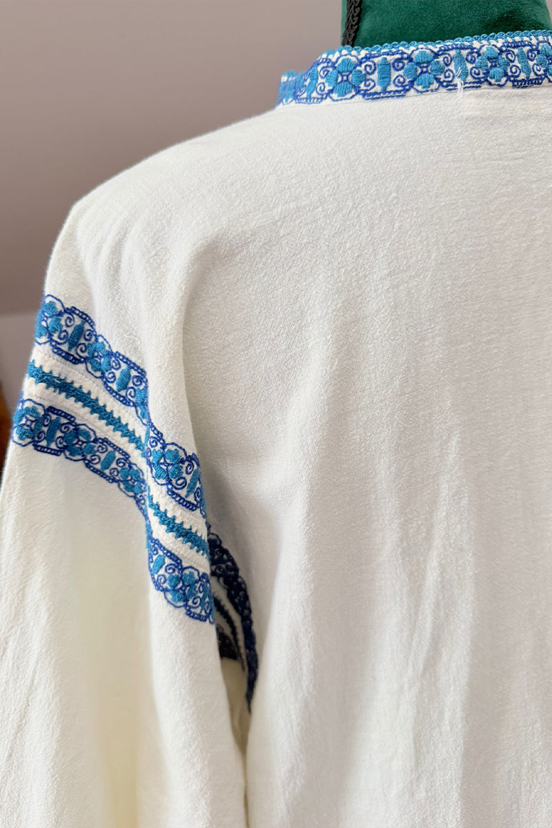 IE vintage, model broderie albastră