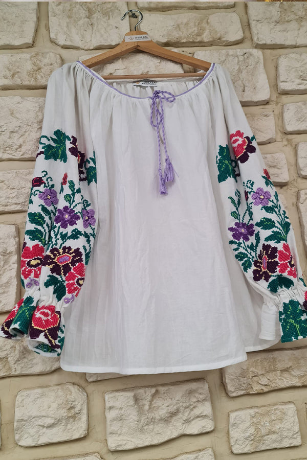 IE vintage cu broderie florală – piesă rară, cu farmec autentic