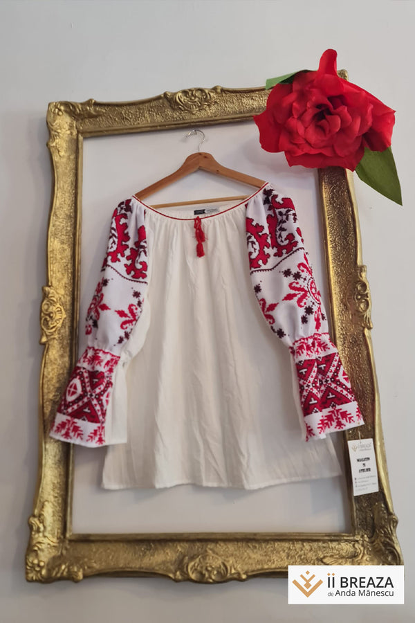 Ie cu mâneci vintage, brodate cu simboluri