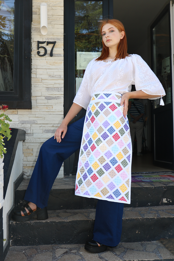 Șorț Brodat Manual în culori,  model Buclavaua Mare